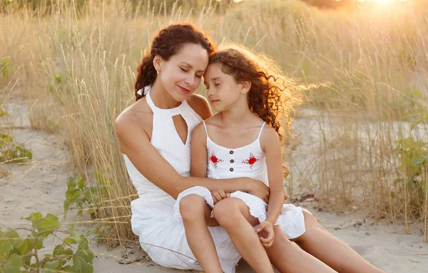 Beautiful Fair Haired Mother Hug Daughter Sea Beach Happy Family — Stock Photo, Image