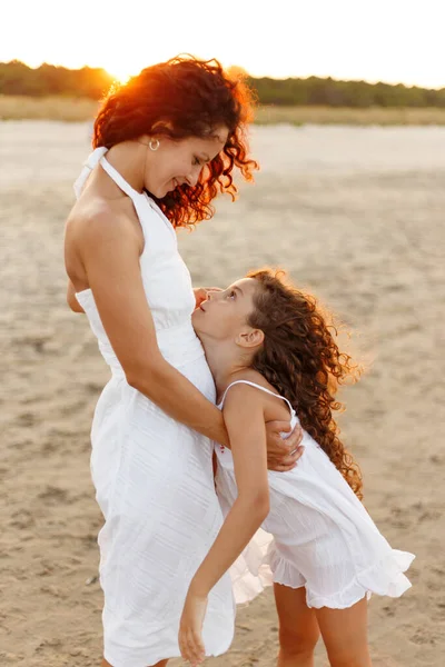 Mother Hug Daughter Sea Beach Happy Family Vacation Travel Mom — Stock Photo, Image