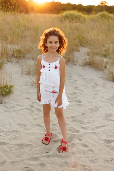 Retrato Comprimento Total Uma Menina Fofa Com Cabelo Encaracolado Vermelho — Fotografia de Stock