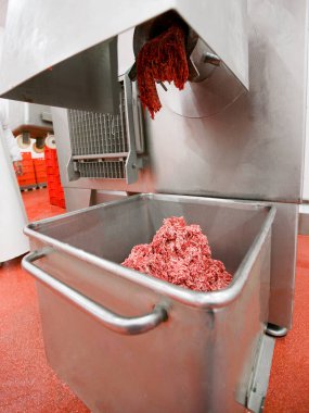 Yatay görüş. Çiğ et endüstriyel bir süreçte kıyma, bir et fabrikasında paslanmaz çelik bir sandıkta depolandı..
