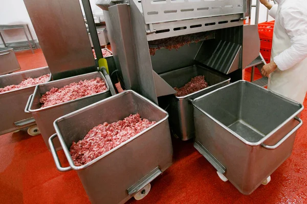 Imagen Agrietada Trabajador Dispuesto Carne Picada Proceso Industrial Una Caja — Foto de Stock