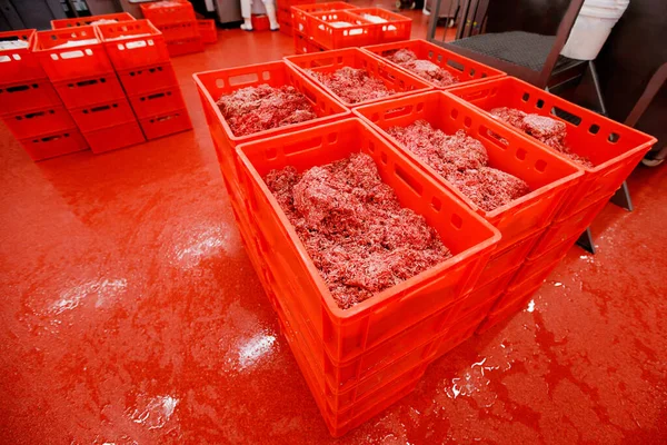 Imagen Muchas Cajas Rojas Plástico Con Carne Cruda Fresca Picada — Foto de Stock