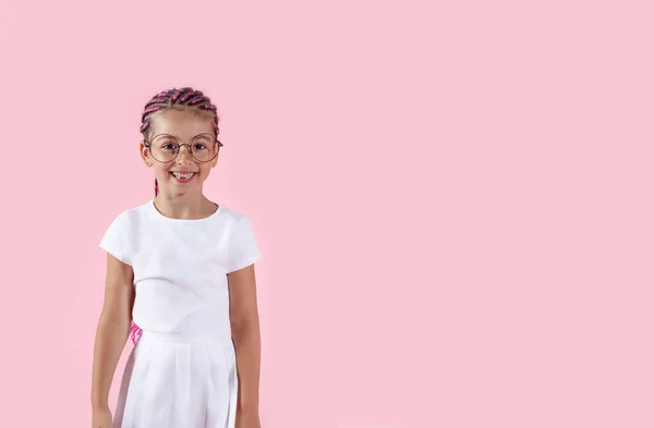 Linda Niña Preescolar Gafas Mirando Espacio Copia Cámara Sobre Fondo —  Fotos de Stock