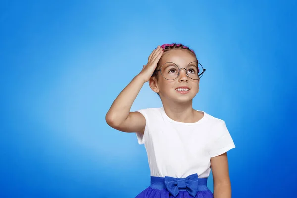 Frontaal Portret Van Een Verward Kleuter Meisje Bril Geïsoleerde Blauwe — Stockfoto