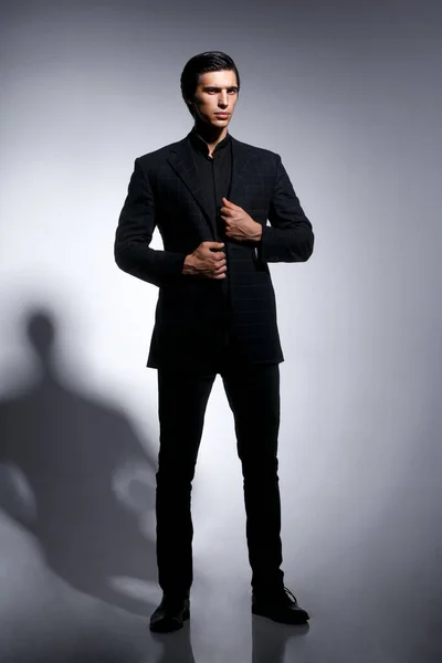 Полный Портрет Элегантного Модного Человека Регулирующего Свой Костюм Глядя Камеру — стоковое фото