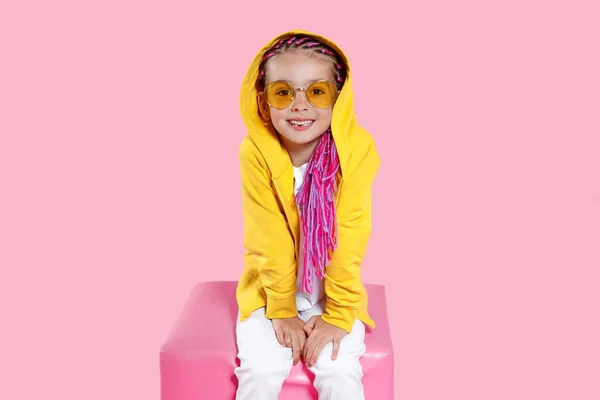 Stilvolles Kleines Mädchen Weißen Jeans Gelber Sonnenbrille Farbige Kleidung Sitzt — Stockfoto