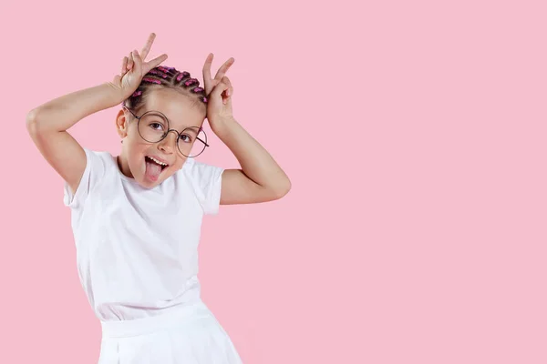 Божевільна Дівчинка Окулярах Одягнена Білий Колір Показує Язик Ізольована Рожевому — стокове фото