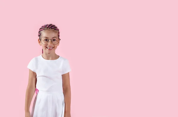Schattig Kleuter Meisje Bril Kijken Naar Camera Kopieerruimte Roze Achtergrond — Stockfoto
