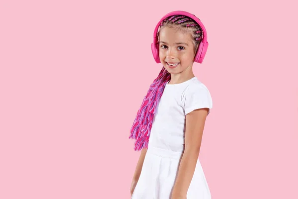 Pretty Girl Escuchando Música Auriculares Rosa Sobre Fondo Rosa Studio —  Fotos de Stock