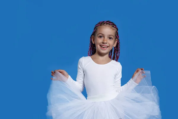 Frontaal Portret Van Een Schattig Klein Meisje Witte Jurk Als — Stockfoto