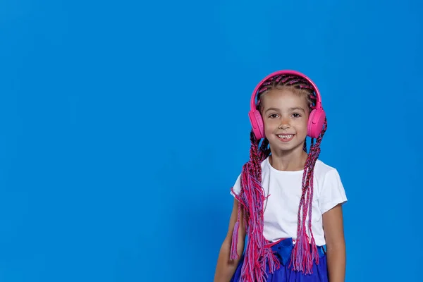 Retrato Cerca Una Niña Linda Disfrutando Escuchando Música Por Auriculares —  Fotos de Stock