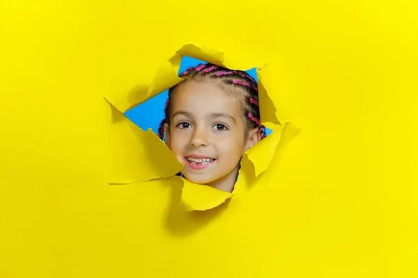 Фронтальний Портрет Маленької Усміхненої Милої Дівчинки Яка Дивиться Отвору Жовтому — стокове фото