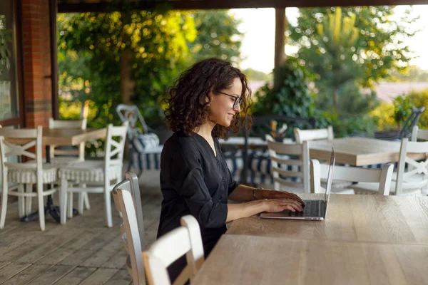 Porträt Der Fröhlichen Jungen Frau Die Tisch Sitzt Und Auf — Stockfoto