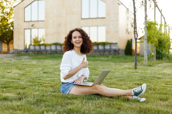 Ganzkörperporträt Einer Lächelnden Jungen Frau Mit Lockigem Haar Und Laptop — Stockfoto