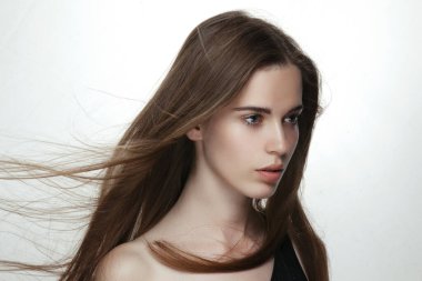 Güzel genç kız, temiz yumuşak cilt bakımı. Güzellik Portresi. Mükemmel Taze Cilt. Gençlik ve Deri Bakımı Konsepti. Stüdyo çekimi. At kuyruğu..