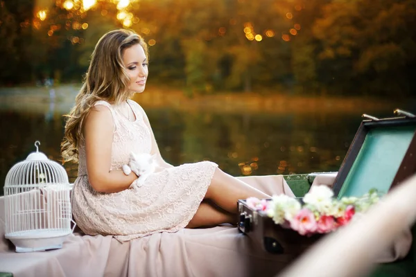 Une Jeune Femme Dans Bateau Romantique Jour Été Tenant Dans — Photo