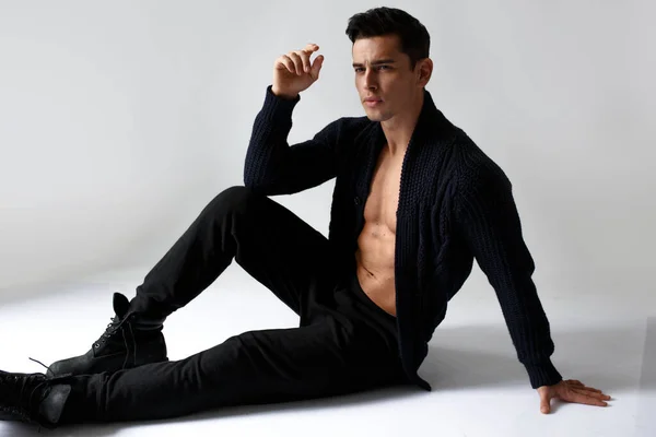 Atractivo Musculoso Joven Morena Hombre Torso Desnudo Negro Ropa Elegante — Foto de Stock