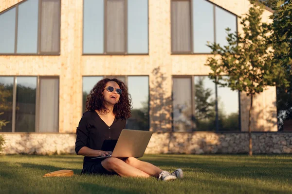 Glückliche Junge Frau Schwarzem Kleid Sitzt Auf Grünem Gras Und — Stockfoto