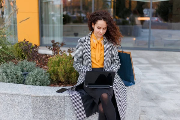 Business Young Woman Eleganta Kläder Skriva Och Titta Laptop Sitter — Stockfoto