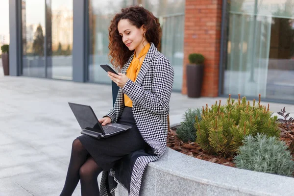 수평으로 바라본 사업을 여성이 노트북으로 일하며 메시지를 있습니다 온라인으로 일하는 — 스톡 사진