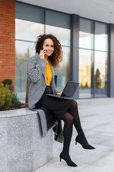 Leende Affärskvinna Som Jobbar Laptop Och Pratar Telefon Affärskvinna Som — Stockfoto