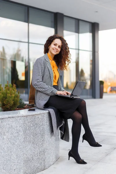 Voller Länge Eine Lächelnde Frau Die Laptop Arbeitet Und Telefoniert — Stockfoto