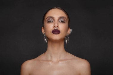 Makyajlı, bronz tenli, iri gözlü, dudaklı, kaşlı, kulaklı, burunlu ve çeneli beyaz bir manken. Güzel makyaj..
