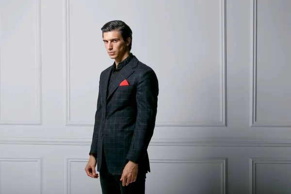 Profilporträtt Självsäker Ung Man Elegant Svart Kostym Med Röd Sidenhalsduk — Stockfoto