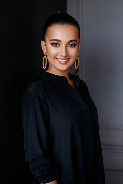 Retrato de hermosa chica en camisa negra elegante. Modelo con hermosa sonrisa, con maquillaje, sobre fondo oscuro. —  Fotos de Stock