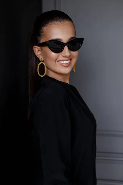 Retrato Close Bela Menina Sorridente Elegante Camisa Preta Óculos Sol — Fotografia de Stock