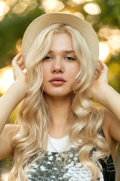 Zbliżenie Portret Pięknej Blondynki Kręconymi Blond Włosami Zdrową Skórą Słomkowym — Zdjęcie stockowe