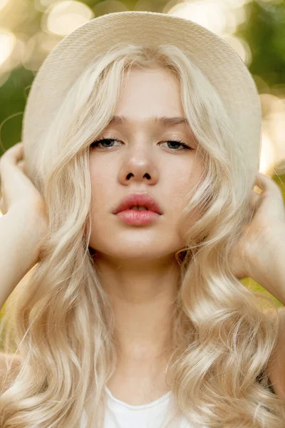 Frontalny Portret Pięknej Blondynki Kręconymi Blond Włosami Zdrową Skórą Słomkowym — Zdjęcie stockowe