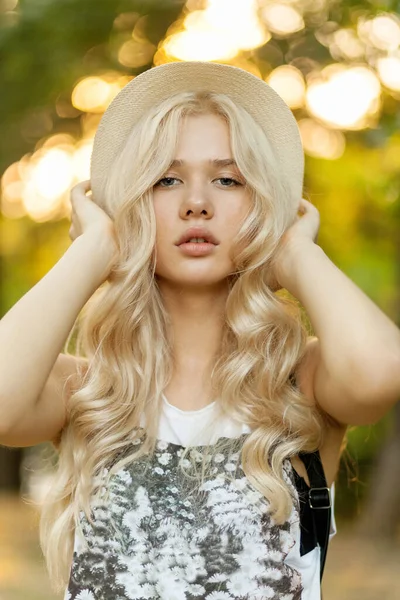 Zamknij Czołowy Portret Pięknej Blondynki Kręconymi Blond Włosami Zdrową Skórą — Zdjęcie stockowe