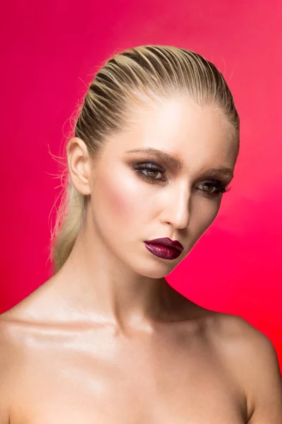 Frontal Skönhet Porträtt Ung Kvinna Med Perfekt Makeup Med Bara — Stockfoto