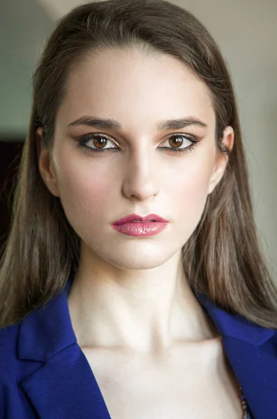 Retrato Close Empresária Confiante Alegre Com Maquiagem Olhando Para Câmera — Fotografia de Stock