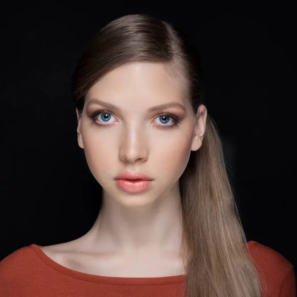 Εμπρόσθια Προσωπογραφία Της Όμορφης Νεαρής Γυναίκας Έντονο Φυσικό Μακιγιάζ Και — Φωτογραφία Αρχείου
