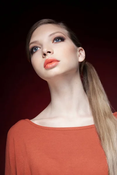 Chica Bonita Con Maquillaje Natural Brillante Labios Naranjas Cabello Apretado — Foto de Stock