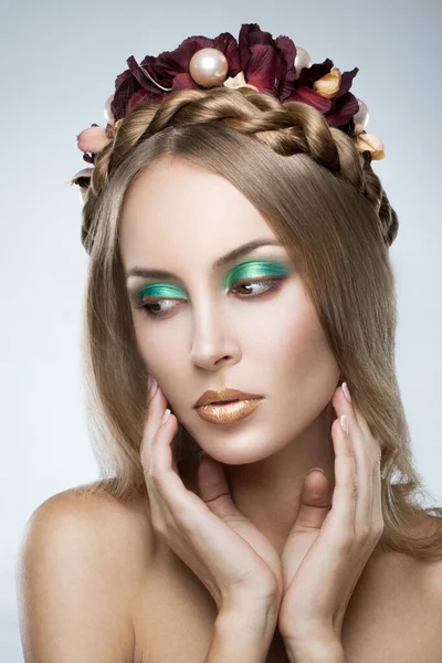 Närbild Porträtt Ung Vacker Blond Kvinna Med Blommor Håret Över — Stockfoto