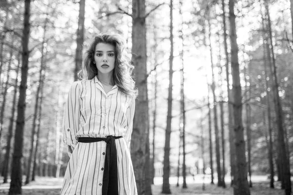 Portrait Frontal Une Jeune Femme Mignonne Mode Posant Dans Parc — Photo