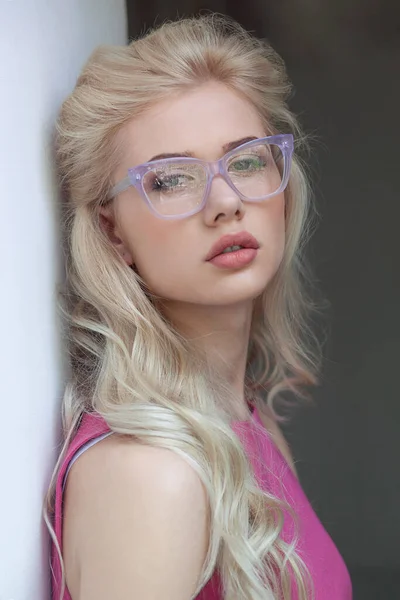 Sensuele Blonde Jonge Vrouw Portret Modieuze Bril Kijken Naar Camera — Stockfoto