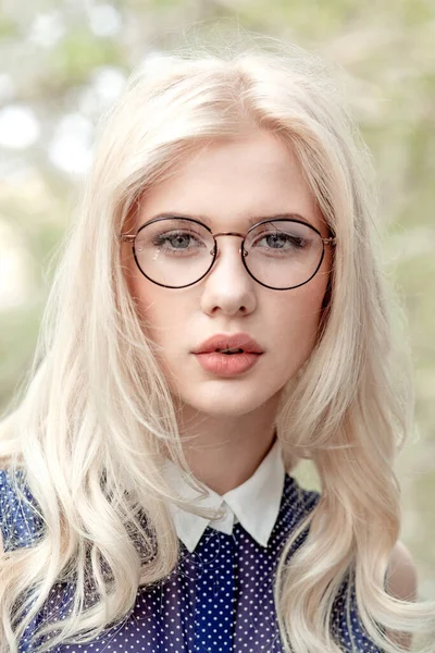 Retrato Close Uma Menina Loira Com Cabelo Encaracolado Maquiagem Usar — Fotografia de Stock