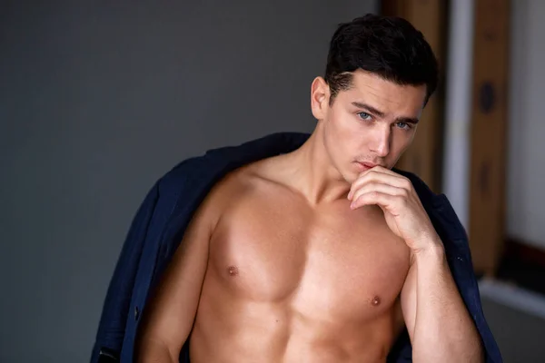 Primer Plano Retrato Frontal Joven Confindence Joven Guapo Con Torso — Foto de Stock