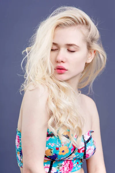 Frontal Porträtt Ung Vacker Blond Kvinnlig Modell Poserar Med Slutna — Stockfoto