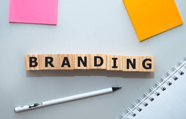 Ofis masasının üzerindeki yapı taşlarıyla markalaştırma kelimesi