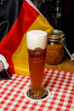 Paulaner lokantada bira taslağı hazırlıyor. Minsk, Belarus - Haziran 2020