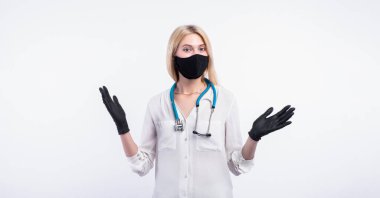 Steteskoplu, izole edilmiş bir geçmişi olan şaşırtıcı bir doktor..