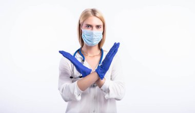 Covid19, koronavirüs, sağlık ve doktor konsepti. Stetoskop ve beyaz önlüklü, ciddi bir Asyalı kadın doktor dur işaretini göstermeli, dışarı çıkmayı yasaklamalı, yaşlılar evde kalmalı.