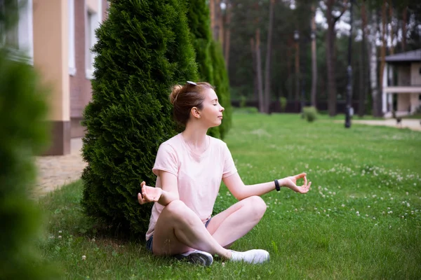 Young Woman Practicing Morning Meditation Nature Park Health Lifestyle Concept — Stock Photo, Image