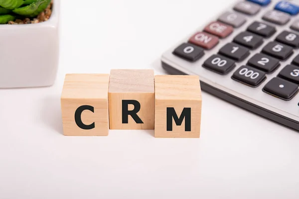 CRM, Müşteri İlişkileri Yönetimi, Sadakat Programı, Satın alma Frekansı Konsepti, Küp tahta blok ve kısaltma CRM