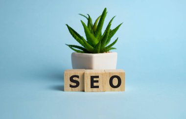 Tahta elementlerin harflerle toplandığı Seo kelimesi.